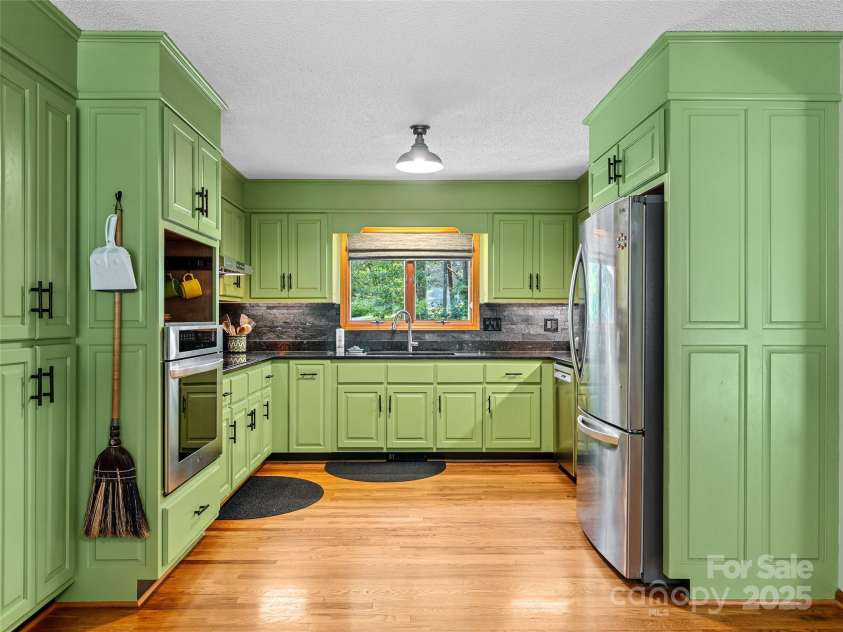 331 Thomas Road, Hendersonville, NC 28739.  MLS# CAR4303956, YatesRealty ID 17099. 