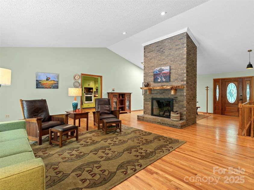 331 Thomas Road, Hendersonville, NC 28739.  MLS# CAR4303956, YatesRealty ID 17099. 