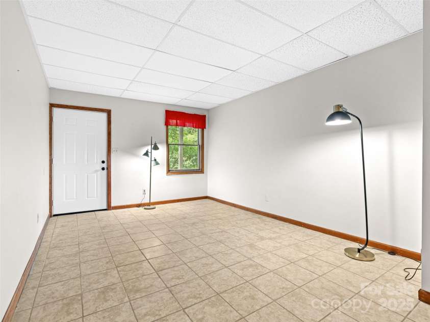 331 Thomas Road, Hendersonville, NC 28739.  MLS# CAR4303956, YatesRealty ID 17099. 