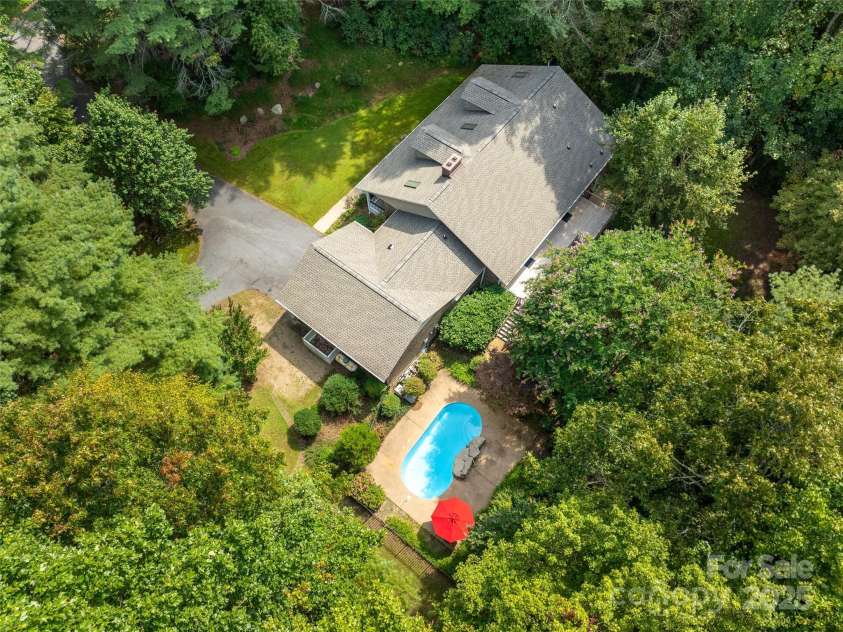 331 Thomas Road, Hendersonville, NC 28739.  MLS# CAR4303956, YatesRealty ID 17099. 