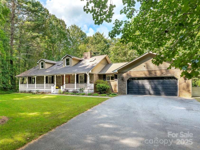 331 Thomas Road, Hendersonville, NC 28739.  MLS# CAR4303956, YatesRealty ID 17099. 