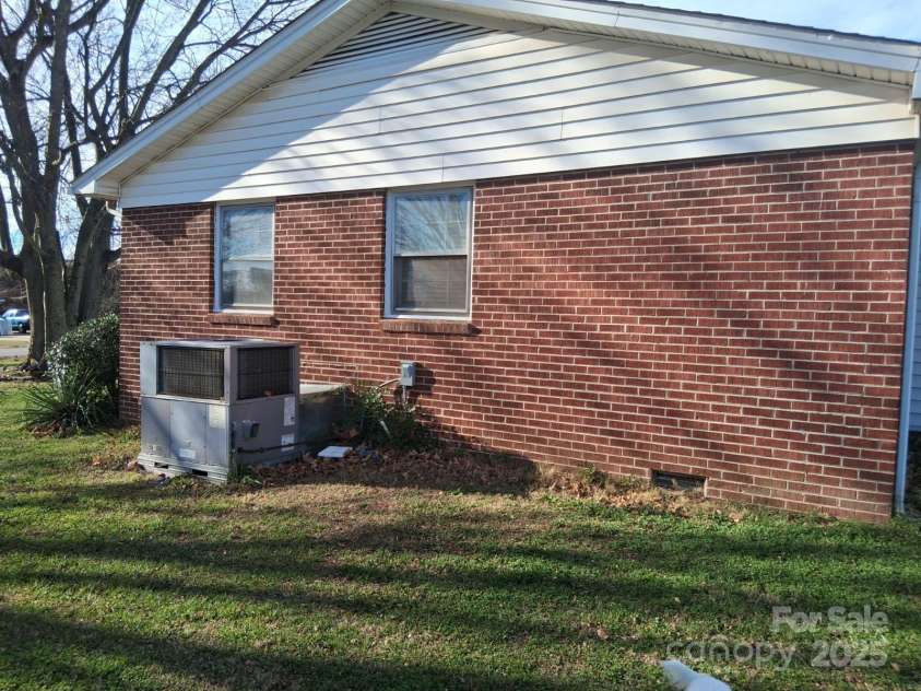 208 Panaview Drive, Gaffney, SC 29341.  MLS# CAR4332872, YatesRealty ID 1710. 