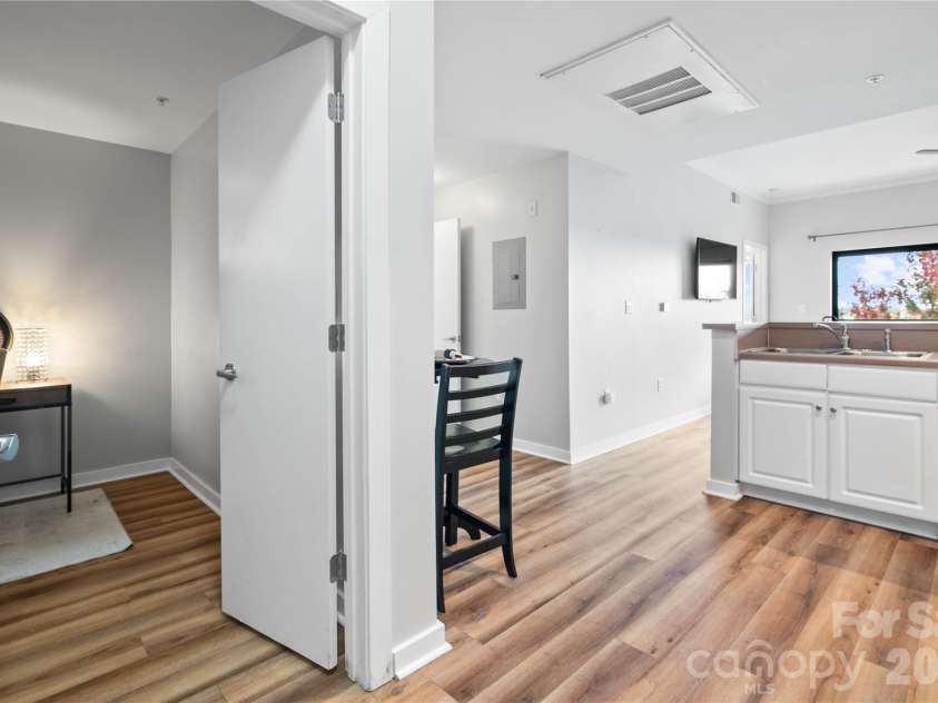 715 Church Street, Charlotte, NC 28202.  MLS# CAR4313109, YatesRealty ID 1710. Entry
