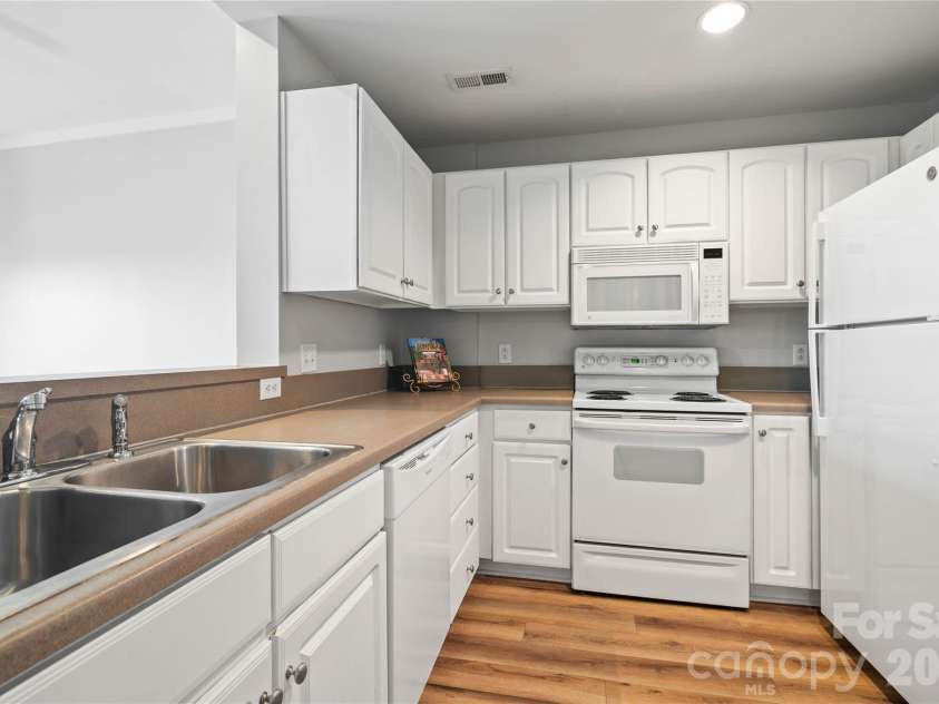 715 Church Street, Charlotte, NC 28202.  MLS# CAR4313109, YatesRealty ID 1710. Kitchen/New Appliances