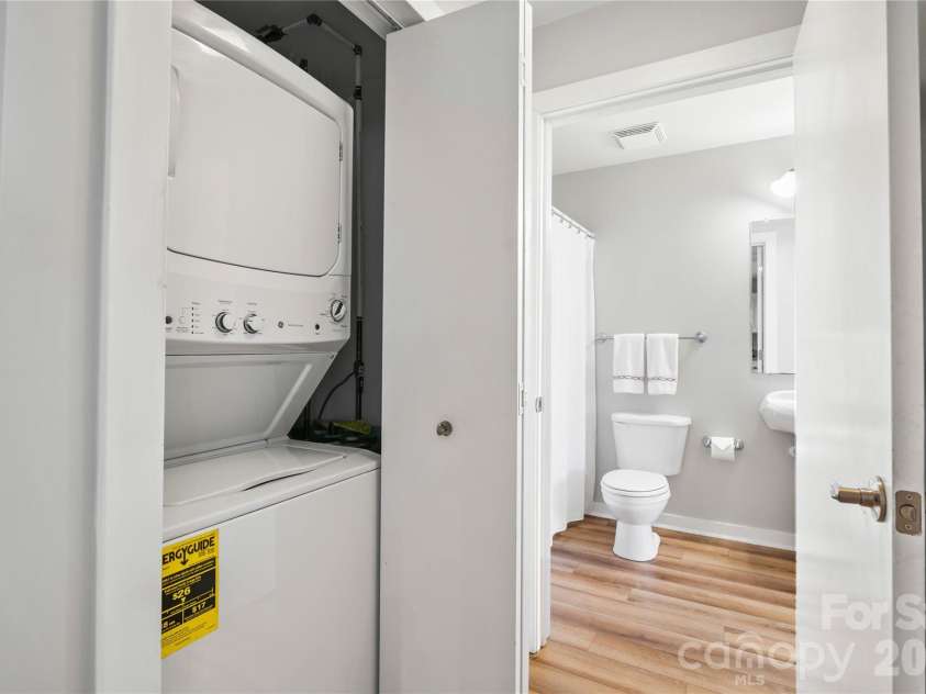 715 Church Street, Charlotte, NC 28202.  MLS# CAR4313109, YatesRealty ID 1710. New Washer/Dryer