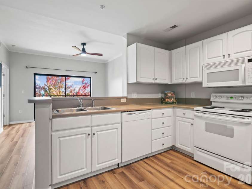 715 Church Street, Charlotte, NC 28202.  MLS# CAR4313109, YatesRealty ID 1710. Open Floor Plan