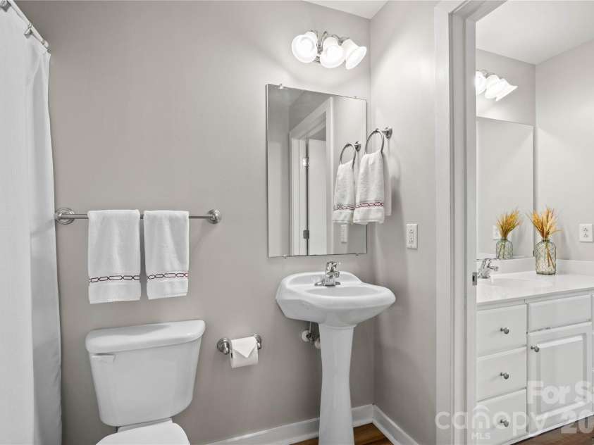 715 Church Street, Charlotte, NC 28202.  MLS# CAR4313109, YatesRealty ID 1710. Primary Bath