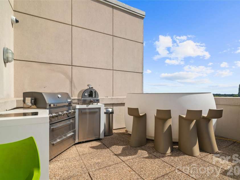 715 Church Street, Charlotte, NC 28202.  MLS# CAR4313109, YatesRealty ID 1710. Rooftop Entertaining Outdoor Kitchen and Bar Area
