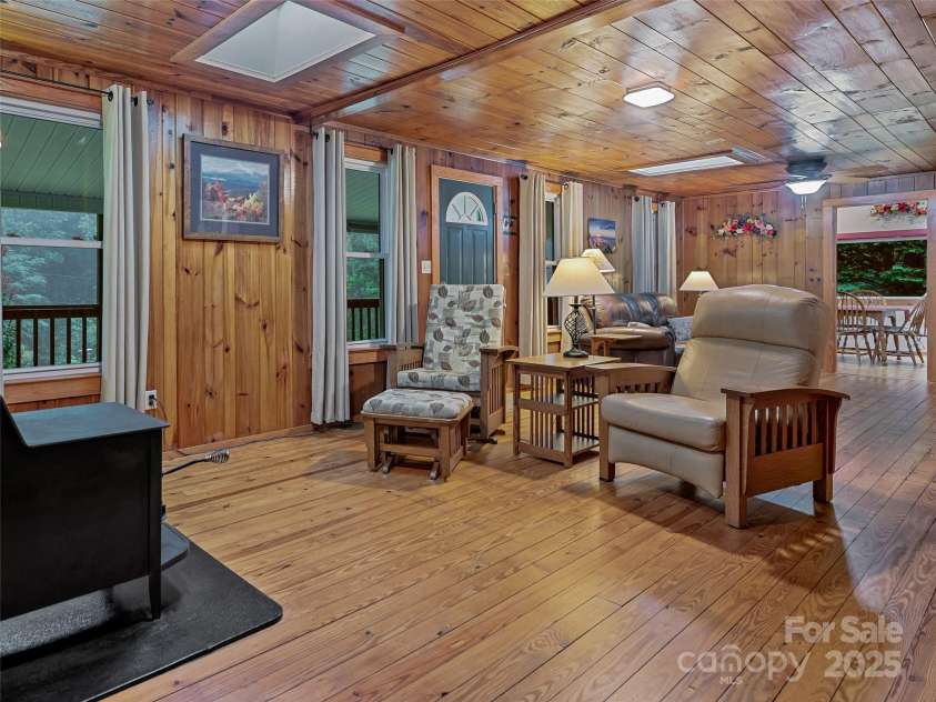 128 Summer Haven Road, Swannanoa, NC 28778.  MLS# CAR4253011, YatesRealty ID 17100. 