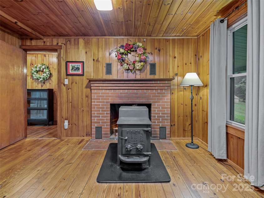 128 Summer Haven Road, Swannanoa, NC 28778.  MLS# CAR4253011, YatesRealty ID 17100. 