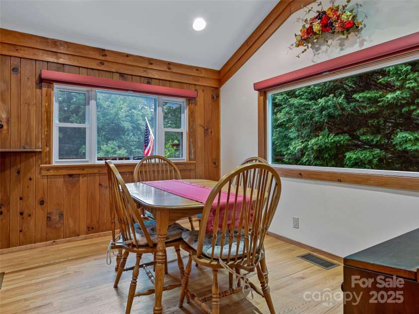 128 Summer Haven Road, Swannanoa, NC 28778.  MLS# CAR4253011, YatesRealty ID 17100. 