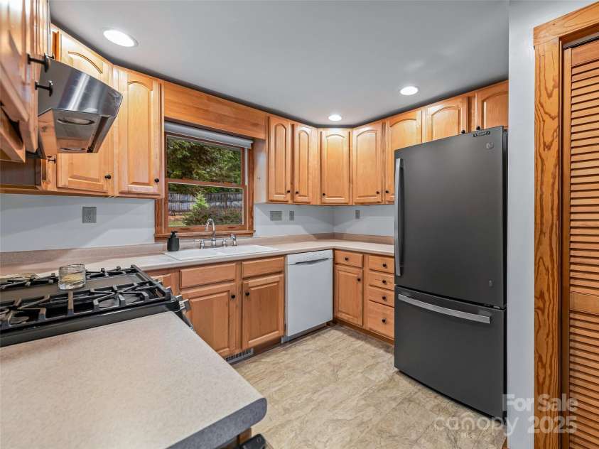 128 Summer Haven Road, Swannanoa, NC 28778.  MLS# CAR4253011, YatesRealty ID 17100. 