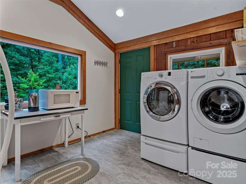 128 Summer Haven Road, Swannanoa, NC 28778.  MLS# CAR4253011, YatesRealty ID 17100. 