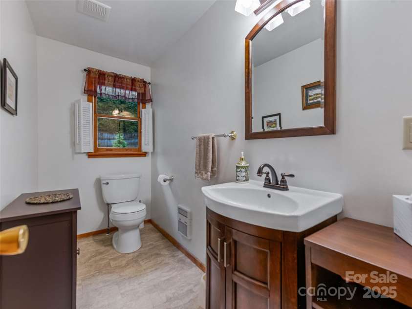 128 Summer Haven Road, Swannanoa, NC 28778.  MLS# CAR4253011, YatesRealty ID 17100. 