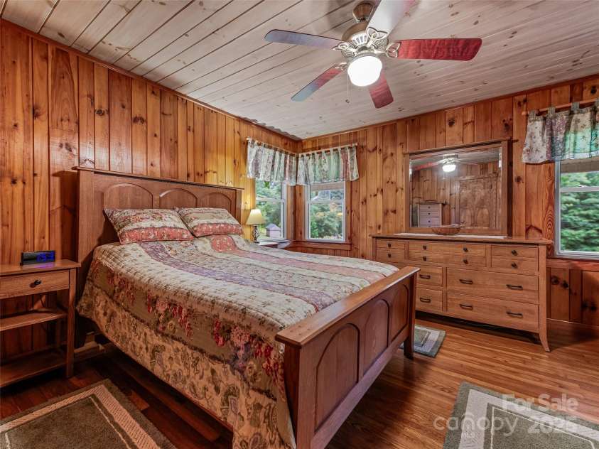 128 Summer Haven Road, Swannanoa, NC 28778.  MLS# CAR4253011, YatesRealty ID 17100. 