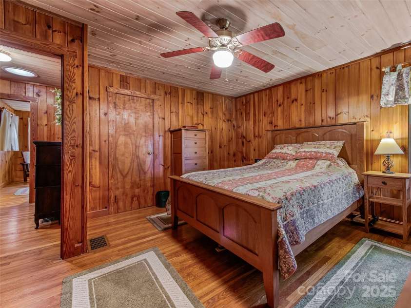 128 Summer Haven Road, Swannanoa, NC 28778.  MLS# CAR4253011, YatesRealty ID 17100. 