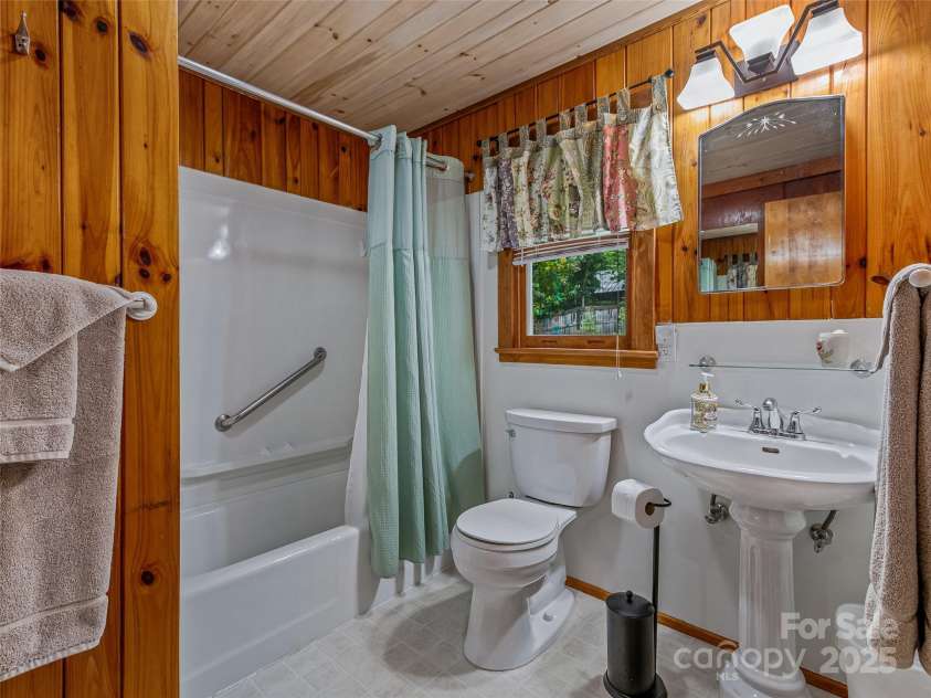 128 Summer Haven Road, Swannanoa, NC 28778.  MLS# CAR4253011, YatesRealty ID 17100. 