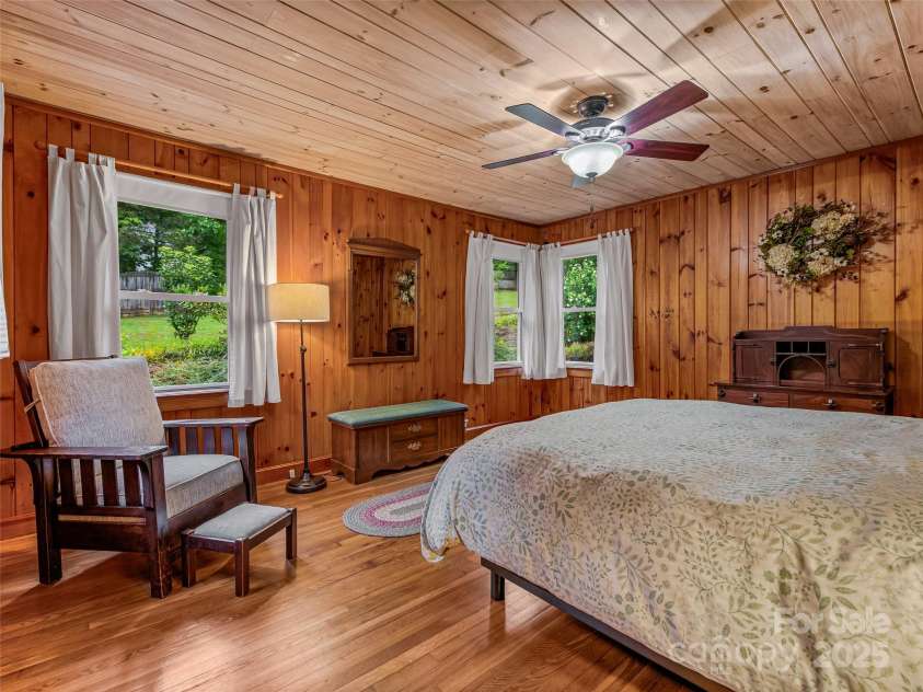 128 Summer Haven Road, Swannanoa, NC 28778.  MLS# CAR4253011, YatesRealty ID 17100. 