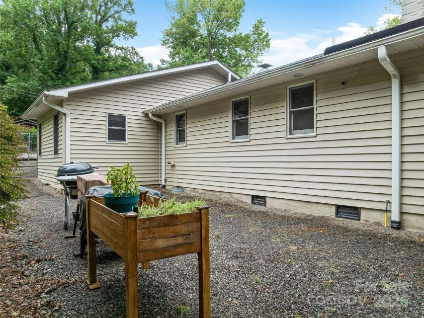 128 Summer Haven Road, Swannanoa, NC 28778.  MLS# CAR4253011, YatesRealty ID 17100. 