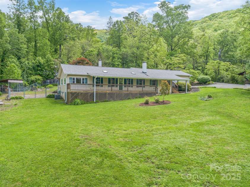 128 Summer Haven Road, Swannanoa, NC 28778.  MLS# CAR4253011, YatesRealty ID 17100. 