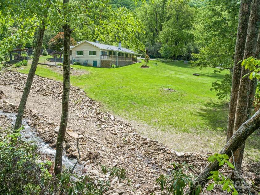 128 Summer Haven Road, Swannanoa, NC 28778.  MLS# CAR4253011, YatesRealty ID 17100. 
