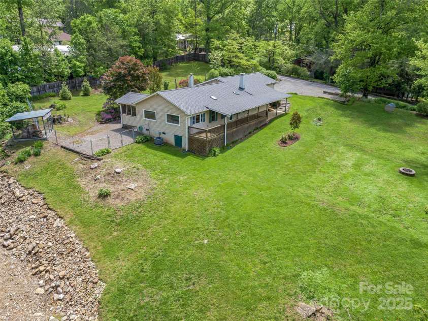128 Summer Haven Road, Swannanoa, NC 28778.  MLS# CAR4253011, YatesRealty ID 17100. 