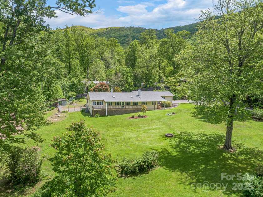 128 Summer Haven Road, Swannanoa, NC 28778.  MLS# CAR4253011, YatesRealty ID 17100. 
