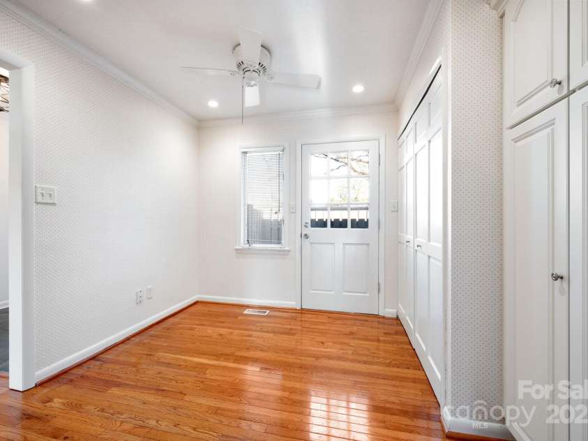 501 Crowfields Lane, Asheville, NC 28803.  MLS# CAR4246912, YatesRealty ID 17101. Access to Front Patio