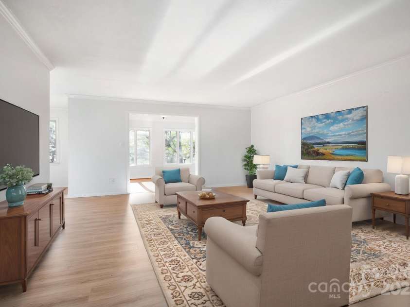 501 Crowfields Lane, Asheville, NC 28803.  MLS# CAR4246912, YatesRealty ID 17101. Large Living Room