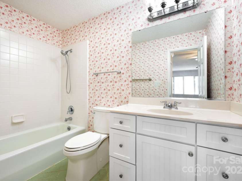 501 Crowfields Lane, Asheville, NC 28803.  MLS# CAR4246912, YatesRealty ID 17101. Primary Bathroom