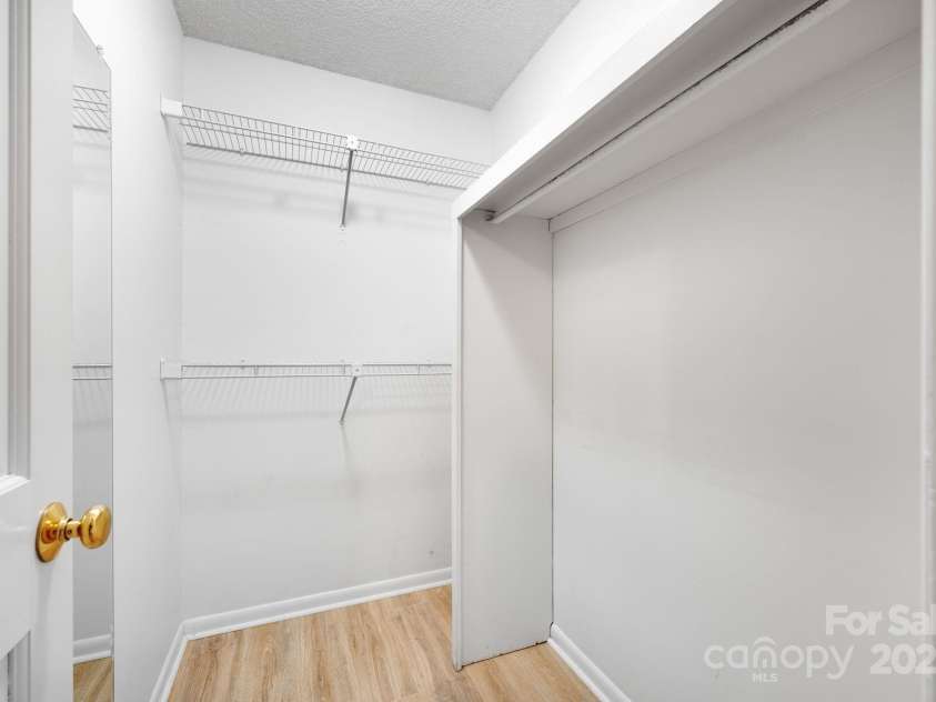 501 Crowfields Lane, Asheville, NC 28803.  MLS# CAR4246912, YatesRealty ID 17101. Primary Walk-in Closet