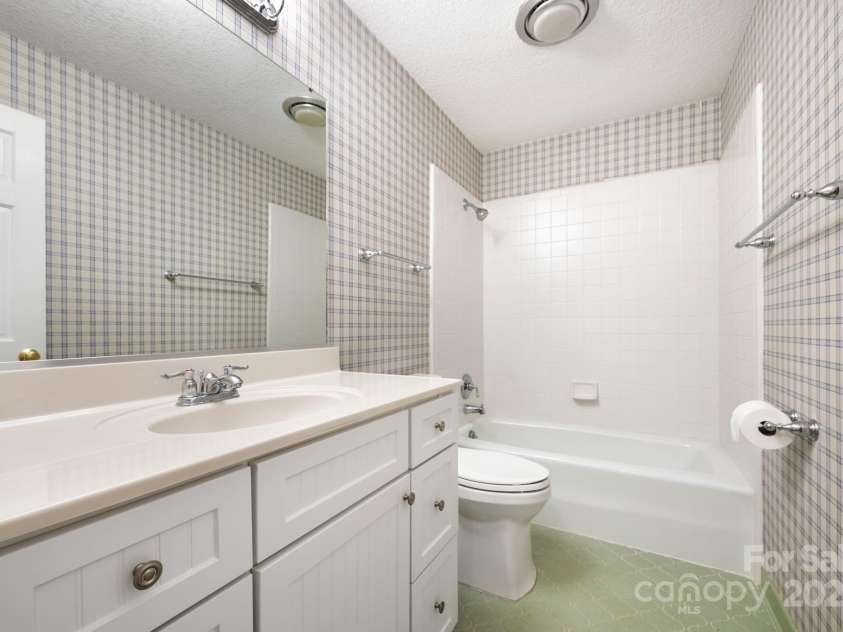 501 Crowfields Lane, Asheville, NC 28803.  MLS# CAR4246912, YatesRealty ID 17101. Shared Bathroom