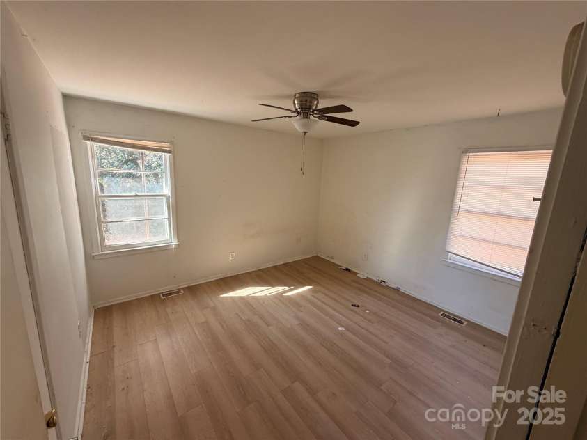828 Tennyson Drive, Charlotte, NC 28208.  MLS# CAR4315838, YatesRealty ID 17101. 