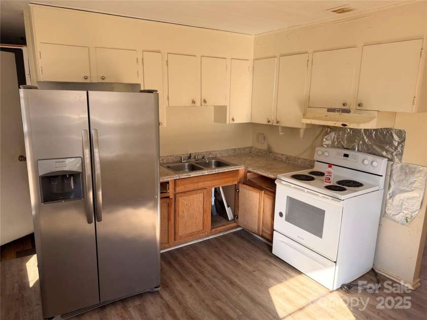 828 Tennyson Drive, Charlotte, NC 28208.  MLS# CAR4315838, YatesRealty ID 17101. Kitchen