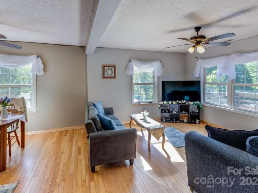 54 Mcintosh Lane, Candler, NC 28715.  MLS# CAR4253085, YatesRealty ID 17102. 