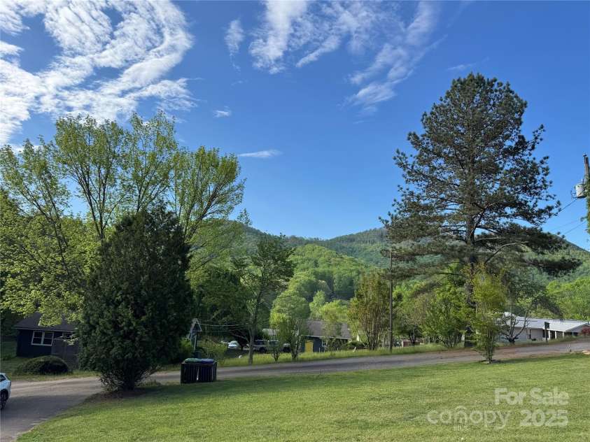 54 Mcintosh Lane, Candler, NC 28715.  MLS# CAR4253085, YatesRealty ID 17102. 