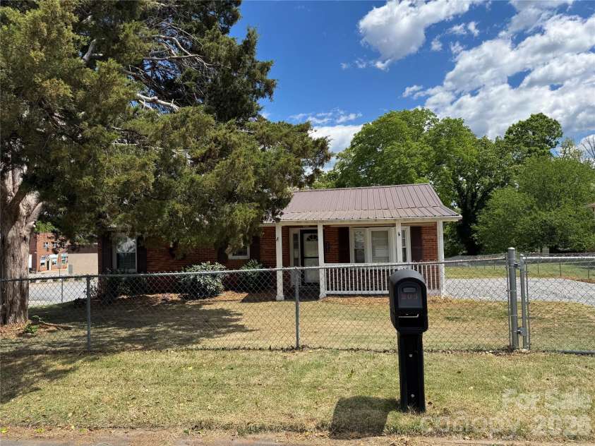 203 Laurel Street, Valdese, NC 28690.  MLS# CAR4371951, YatesRealty ID 17104. 