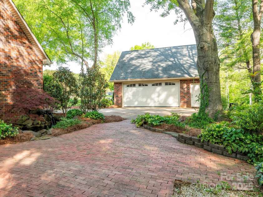 3815 Glen Haven Drive, Concord, NC 28027.  MLS# CAR4246177, YatesRealty ID 17104. Detached garage