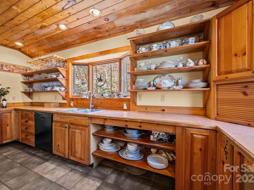 63 Chestnut Forest Road, Fairview, NC 28730.  MLS# CAR4244783, YatesRealty ID 17109. 