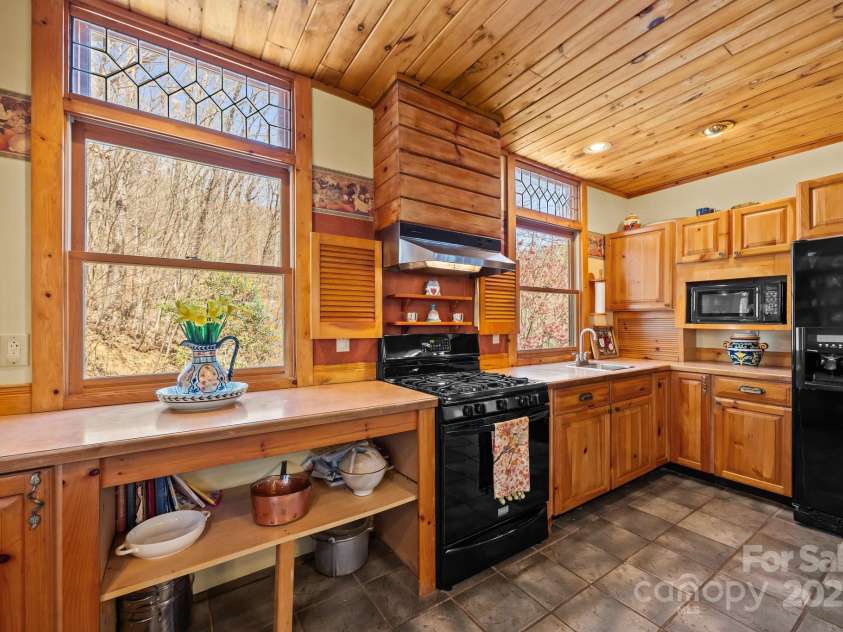 63 Chestnut Forest Road, Fairview, NC 28730.  MLS# CAR4244783, YatesRealty ID 17109. 