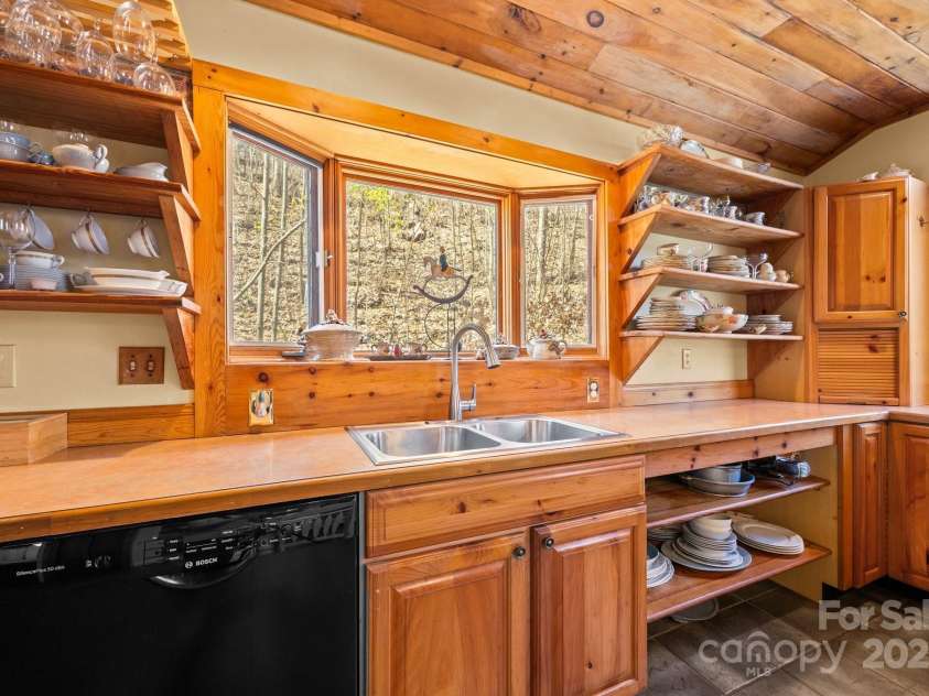 63 Chestnut Forest Road, Fairview, NC 28730.  MLS# CAR4244783, YatesRealty ID 17109. 