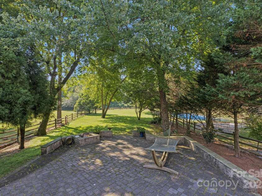 1655 Scotland Avenue, Charlotte, NC 28207.  MLS# CAR4279377, YatesRealty ID 1711. 