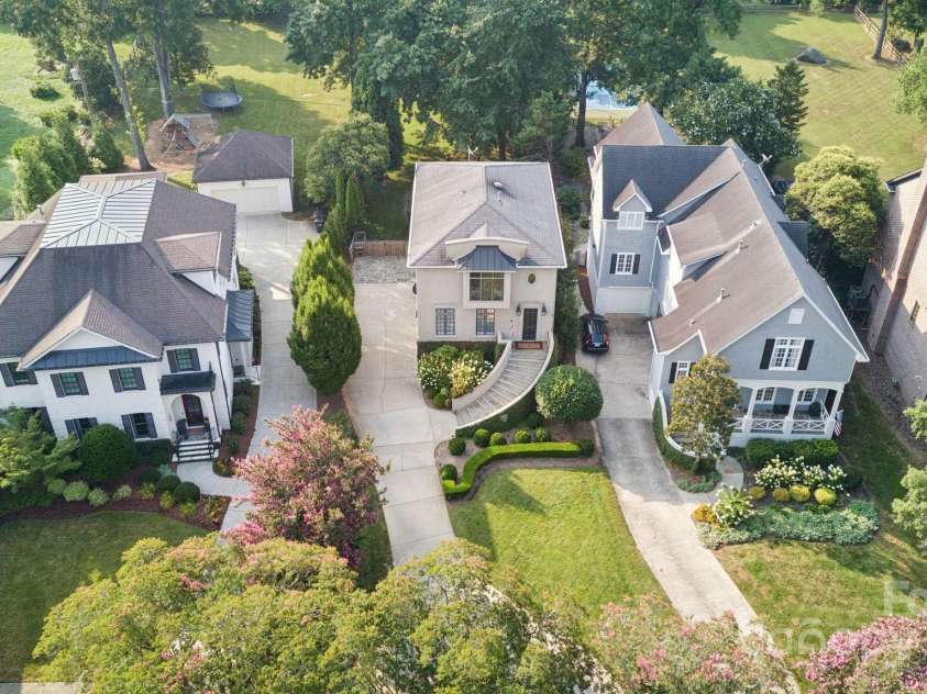 1655 Scotland Avenue, Charlotte, NC 28207.  MLS# CAR4279377, YatesRealty ID 1711. 