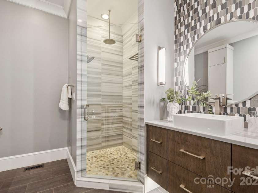 1655 Scotland Avenue, Charlotte, NC 28207.  MLS# CAR4279377, YatesRealty ID 1711. 
