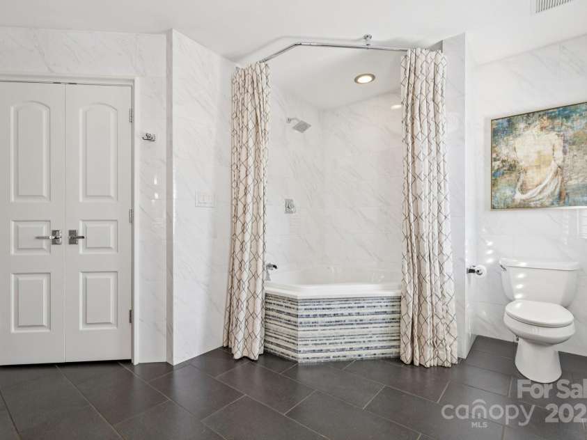 1655 Scotland Avenue, Charlotte, NC 28207.  MLS# CAR4279377, YatesRealty ID 1711. 