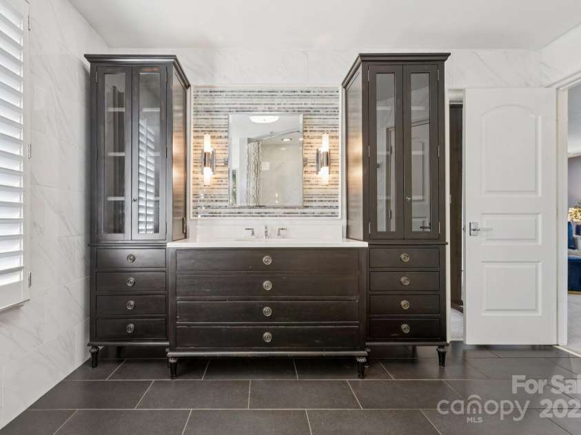 1655 Scotland Avenue, Charlotte, NC 28207.  MLS# CAR4279377, YatesRealty ID 1711. 