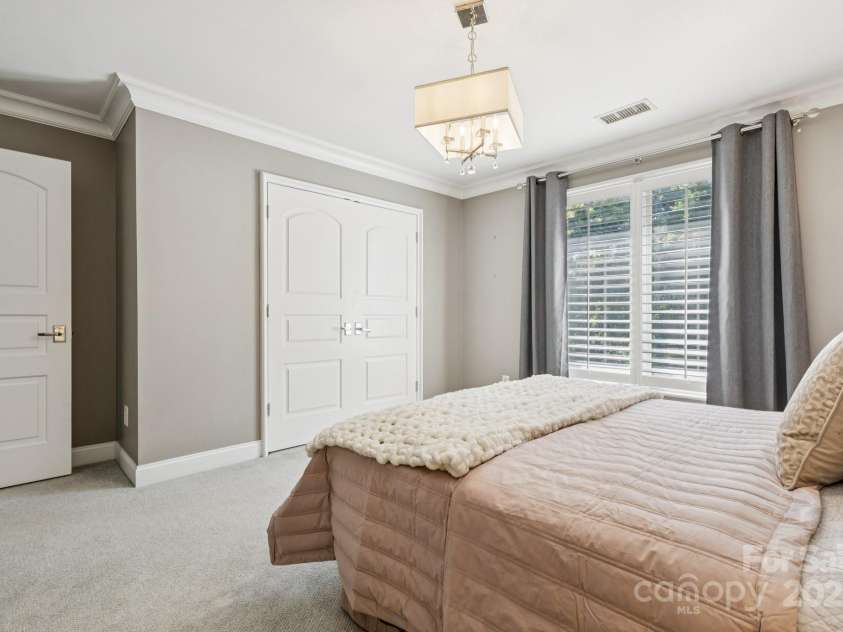1655 Scotland Avenue, Charlotte, NC 28207.  MLS# CAR4279377, YatesRealty ID 1711. 