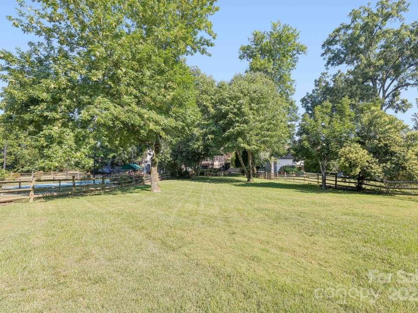 1655 Scotland Avenue, Charlotte, NC 28207.  MLS# CAR4279377, YatesRealty ID 1711. 