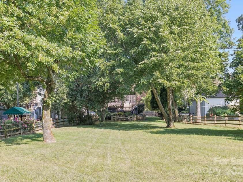 1655 Scotland Avenue, Charlotte, NC 28207.  MLS# CAR4279377, YatesRealty ID 1711. 