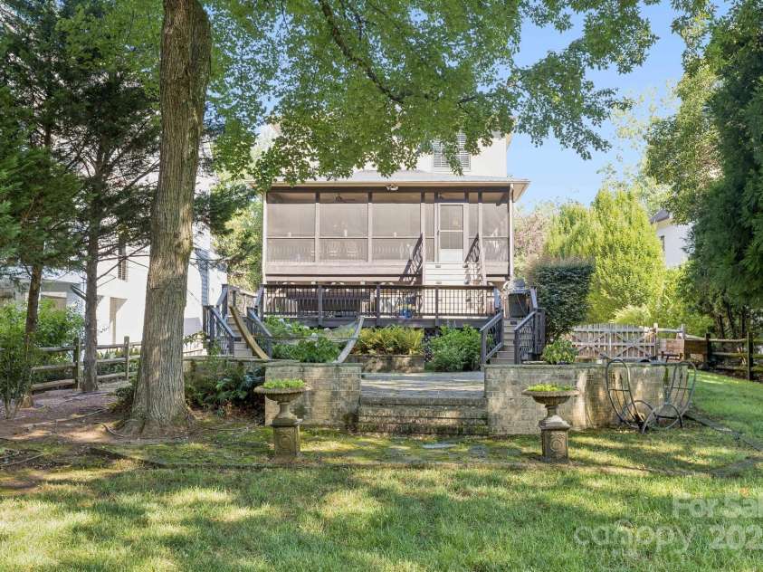 1655 Scotland Avenue, Charlotte, NC 28207.  MLS# CAR4279377, YatesRealty ID 1711. 